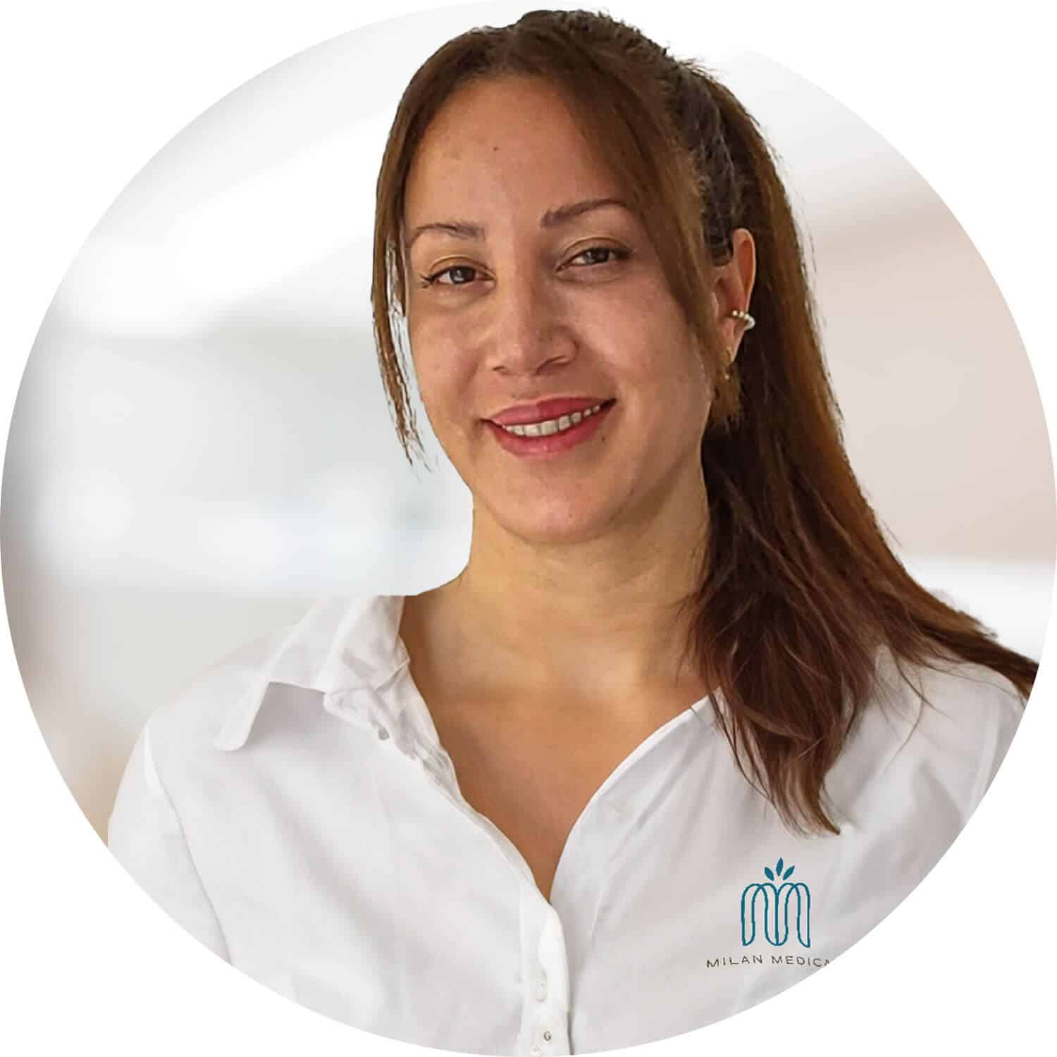 אישה מחייכת