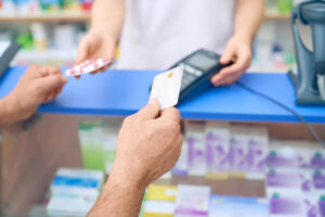 לקוח משלם בכרטיס אשראי ומקבל תרופות