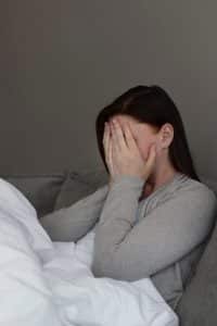 אישה מחזיקה את הפנים