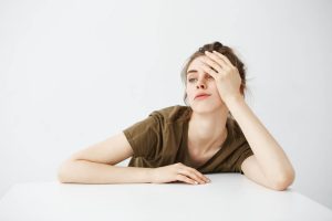 אישה עייפה תופסת את הראש