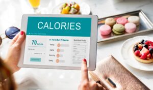 אישה מחזיקה אייפד שרשום עליו calories
