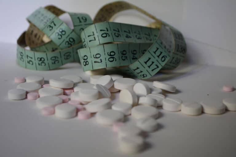 סרט מדידה מונח לצד כדורים