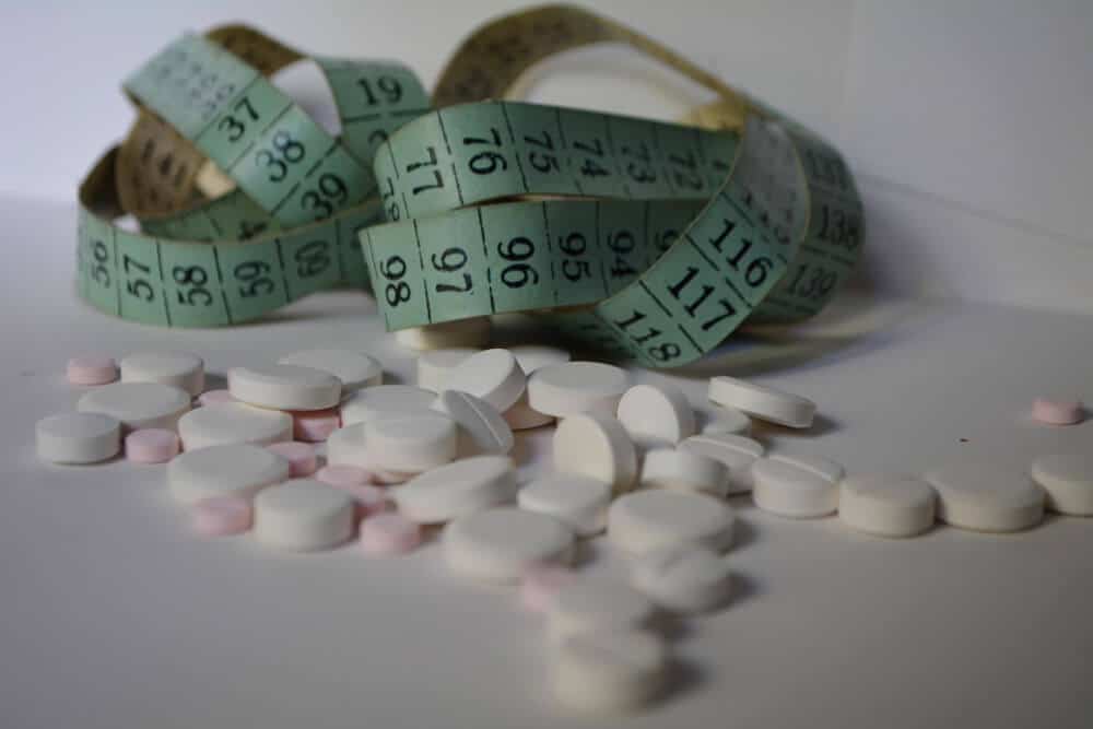 סרט מדידה מונח לצד כדורים