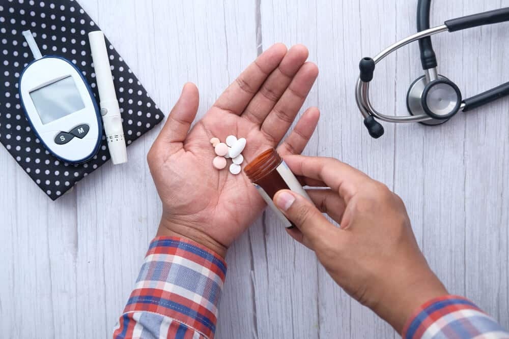 איש מחזיק כדורים ליד מד סוכר בדם