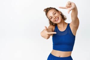 אישה בבגדי ספורט מחייכת