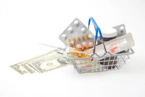 כדורים ותרופות בתוך עגלה ליד שטרות