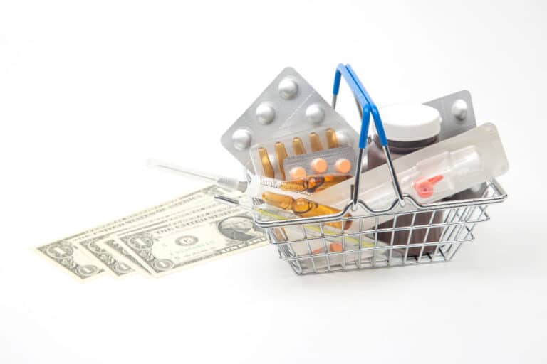 כדורים ותרופות בתוך עגלה ליד שטרות