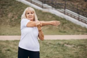 אישה עושה מתיחות בבגדי ספורט