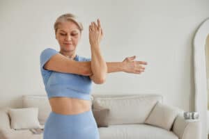 אישה עושה מתיחות בבגדי ספורט