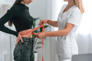 אחות מודדת היקפים למטופלת