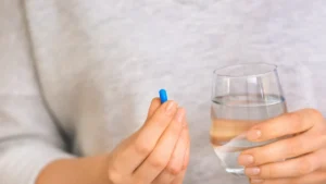נטילת קפסולה עם כוס מים