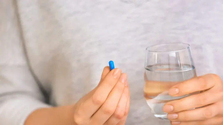 נטילת קפסולה עם כוס מים
