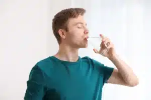 שתיית מים מספקת להפחתת אפיטומי תופעות לוואי