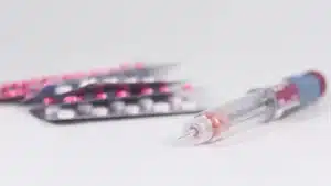 מגשי כדורים לצד עט הזרקה