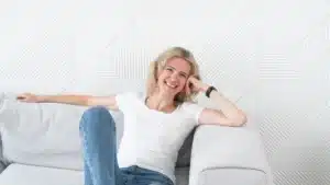 אישה רגועה לאחר טיפול בגלי חום